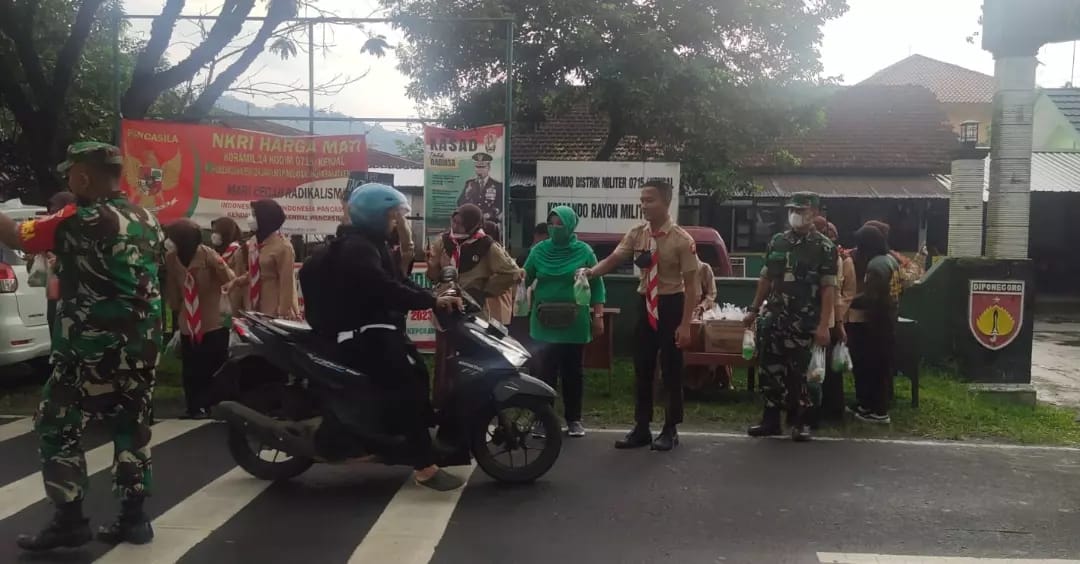 kodim-0715-kendal-berbagi-takjil-kepada-masyarakat