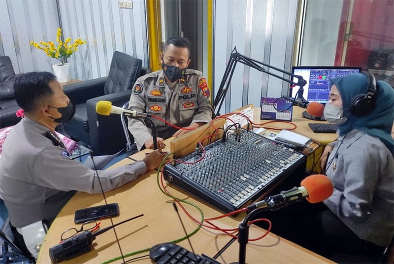 lewat radio