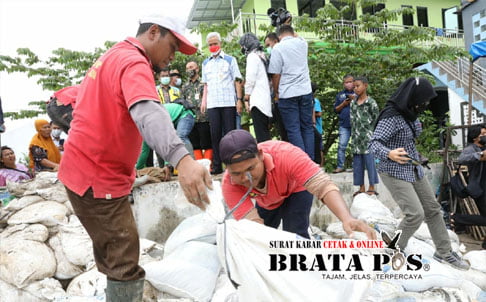 dua-hari-pasca-rob-tinggi-ganjar-akan-audit-bangunan-di-pesisir