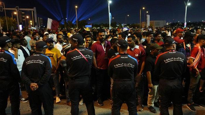 Petugas menjaga pengunjung yang ingin masuk ke fan zone di doha, Qatar