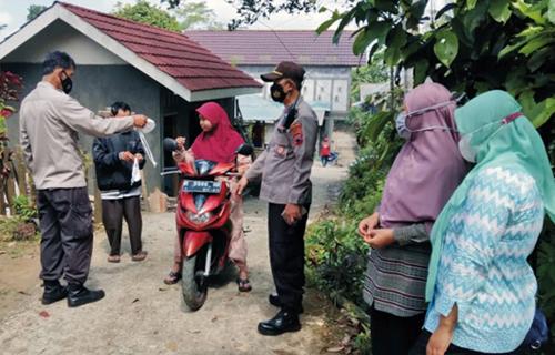 ajak-patuh-prokes-polsek-mrebet-bagikan-masker-kepada-warga