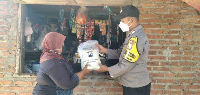 bhabinkamtimbas-polsek-windusari-salurkan-bantuan-sembako