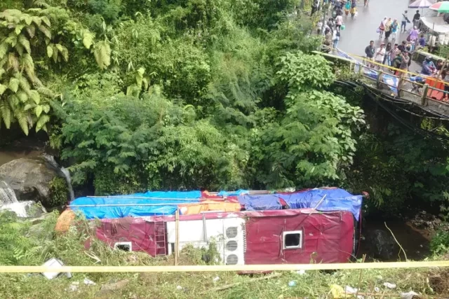 bus-tanpa-sopir-masuk-jurang-di-wisata-guci-tegal