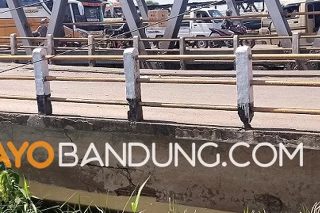 jembatan-geulis-dayeuhkolot-retak-parah