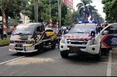 pengendara-motor-tewas-terlindas-truk-sampah-di-bogor