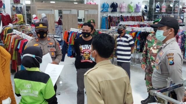petugas-gabungan-minta-pemilik-toko-non-essensial-segera-tutup